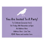 Diseño blanco y púrpura del cuervo invitación personalizada