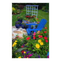 Diseño del jardín del envase con la silla azul en  fotografias