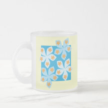 Diseño floral bonito, azul y crema taza de café
