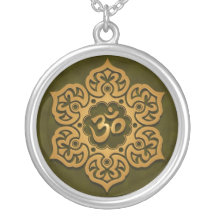 Diseño floral del ohmio (verde de oro) pendientes
