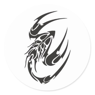 Dise o tribal del tatuaje del escorpi n etiqueta redonda por doonidesigns