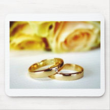 Dos anillos de bodas del oro tapetes de ratón