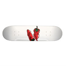 Dos arrugaron los troncos de las pimientas rojas g tabla de patinar