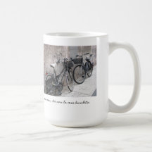 Dos bicis en una taza italiana de la calle