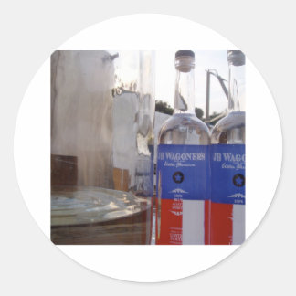 Dos botellas. Un descenso Pegatinas Redondas