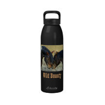 Dos caballos salvajes que tocan la botella de agua