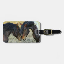 Dos caballos salvajes que tocan la etiqueta del eq etiquetas bolsa