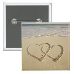 Dos corazones sobrepuestos dibujados en la playa c pins