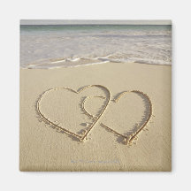 Dos corazones sobrepuestos dibujados en la playa imán para frigorifico