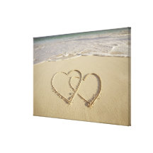 Dos corazones sobrepuestos dibujados en la playa lona estirada galerias