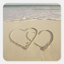 Dos corazones sobrepuestos dibujados en la playa calcomanías cuadradases