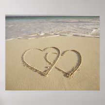 Dos corazones sobrepuestos dibujados en la playa posters