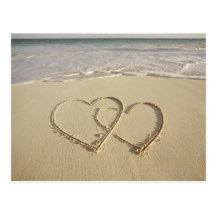 Dos corazones sobrepuestos dibujados en la playa postales