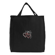 Dos corazones y remolinos bordaron la bolsa de asa
