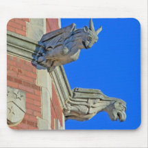 Dos Gargoyles góticos en torre Alfombrillas De Raton