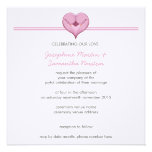 Dos palomas una invitación rosada del boda del cor