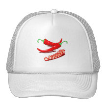 Dos pimientas de chile rojo una cortadas también gorro