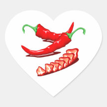 Dos pimientas de chile rojo una cortadas también pegatinas de corazon