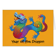 Dragón colorido en tarjeta china amarilla del Año 