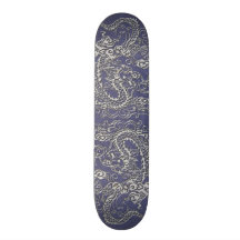 Dragón de plata en textura azul del cuero de la pi tabla de skate