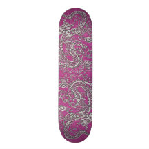 Dragón de plata en textura de cuero rosada magenta monopatín