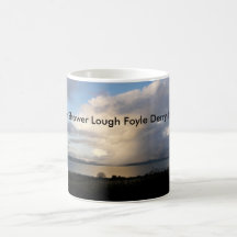 Ducha arrebatadora sobre el lago Foyle, Derry, Ire Taza De Café