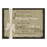 Ducha nupcial rústica del arco y de la arpillera invitaciones personalizada