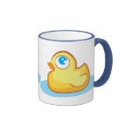 Ducky de goma amarillo lindo con la taza de las bu
