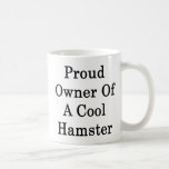 Dueño orgulloso de un hámster fresco tazas