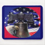Eagle calvo americano, Bell y bandera Tapetes De Raton