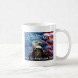 Eagle calvo americano en guardia taza