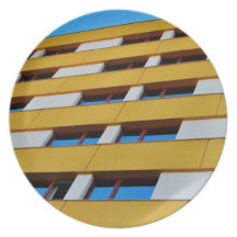 Edificio blanco amarillo plato de comida