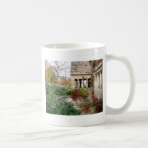 Edificio de ladrillo tazas de café