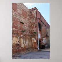 Edificio de ladrillo viejo con follaje posters
