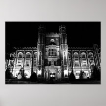 Edificio gótico colegial en la noche posters