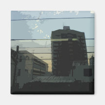 Edificios en el lado del imán de la pista del tren