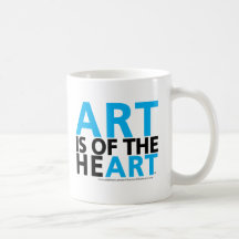 El ARTE ESTÁ de las tazas de café del CORAZÓN