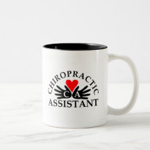 El ayudante de la quiropráctica da la taza