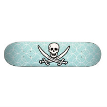 El azul cielo circunda a Rogelio alegre; Pirata Tablas De Patinar