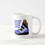 El beagle del dibujo animado en el zapato grande,  taza de café