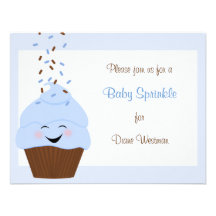 El bebé asperja la invitación en azul