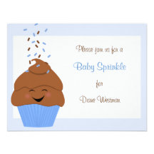 El bebé asperja la invitación en azules