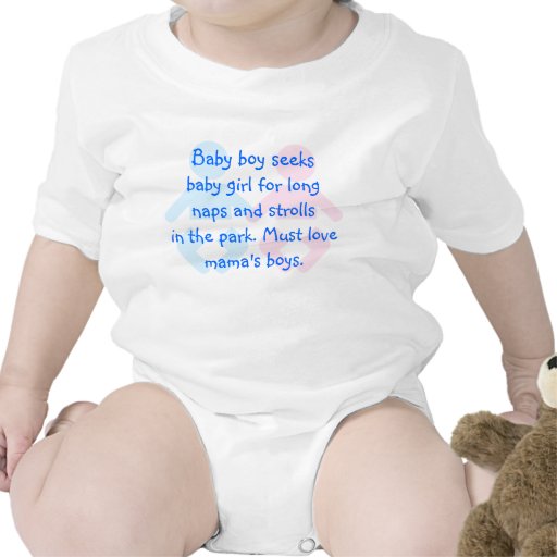 El bebé busca la camiseta divertida de la niña