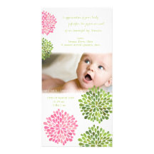El bebé le agradece cardar las flores rosadas y ve tarjetas fotograficas 