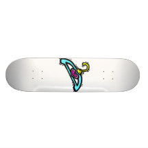El bebé viste el corazón rosado del hangar tabla de skate