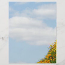 El blanco del cielo azul se nubla el papel del tem tarjeton