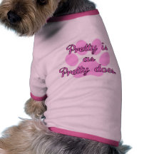El bonito es camiseta de perro