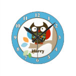 El búho en tops del árbol personalizó el reloj de  reloj de pared