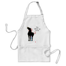 El caballo del tatted-up delantal