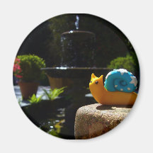 El caracol visita la fuente en jardín inglés imanes de nevera